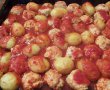 Chiftele de pui si cartofi noi in sos de rosii la cuptor-5