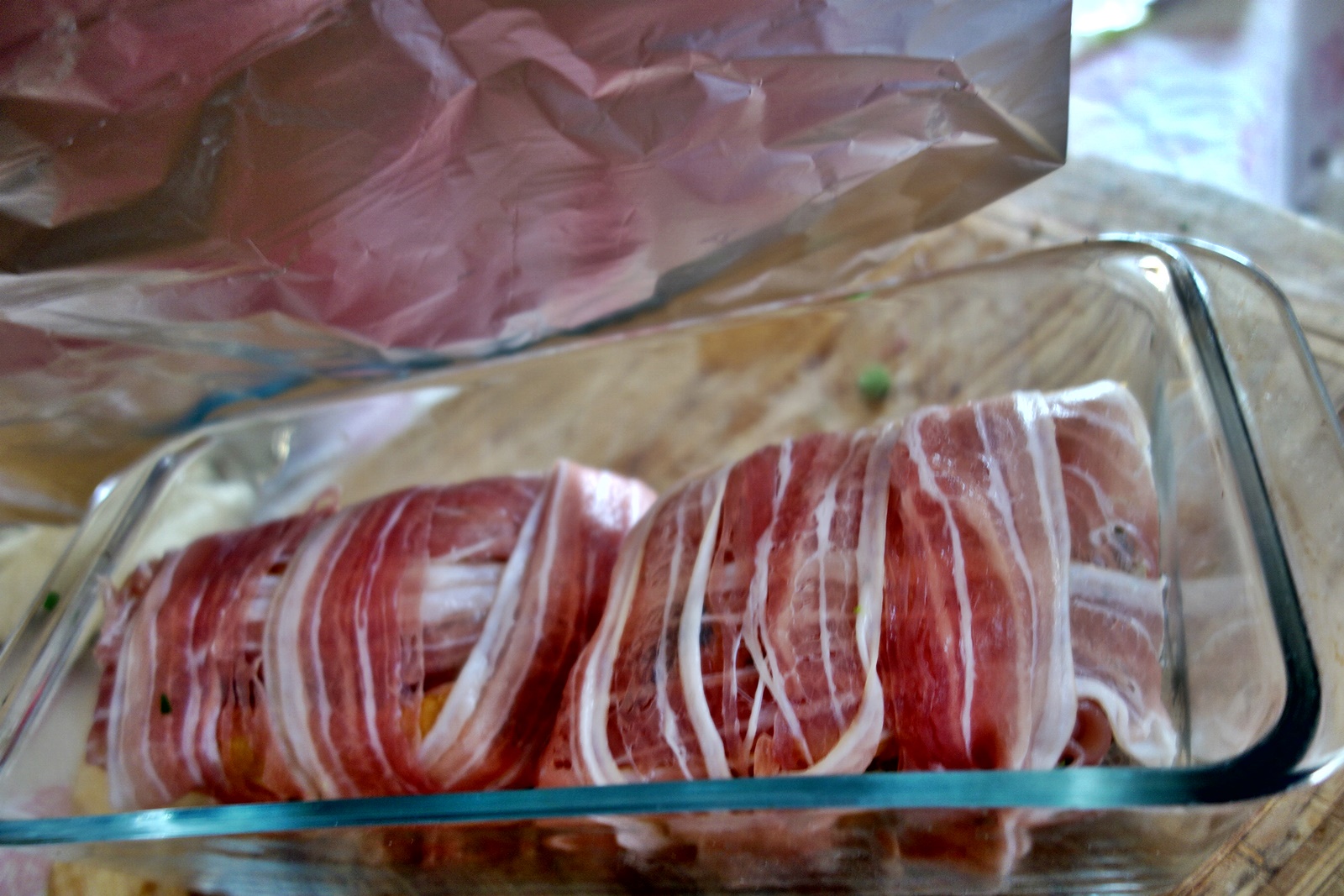 Aperitiv bagheta umpluta in crusta de bacon