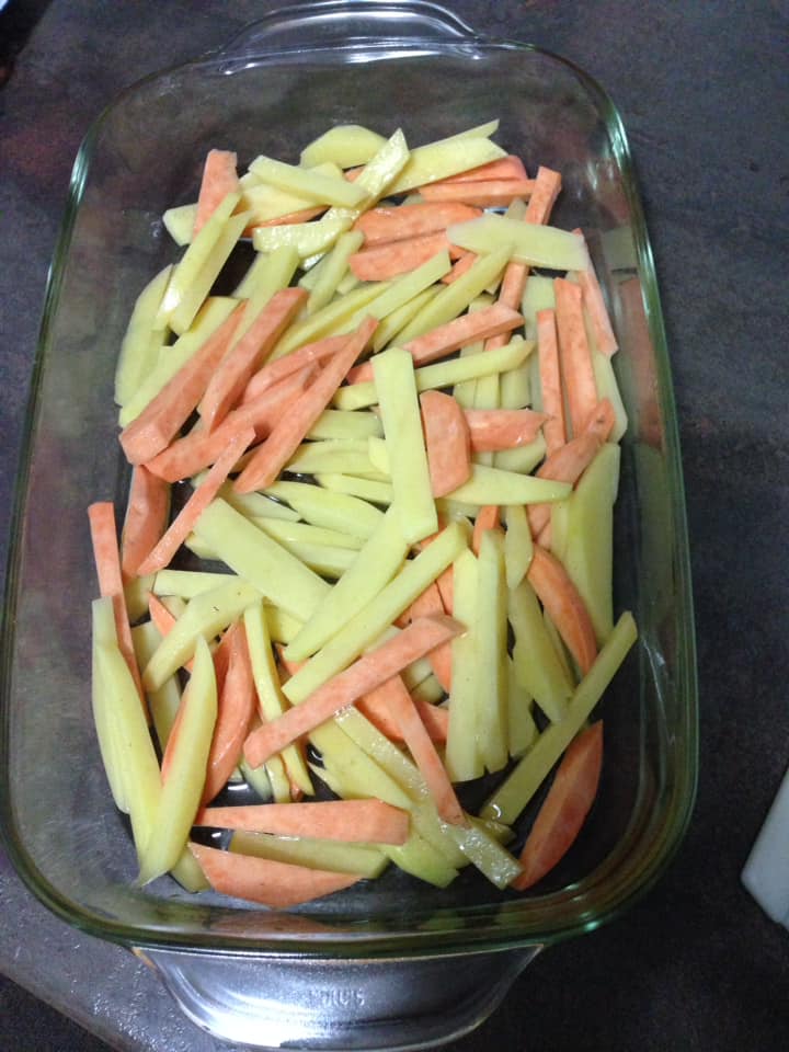 Zucchini umpluti cu piept de pui, si cartofi impreuna cu cartofi dulci la cuptor