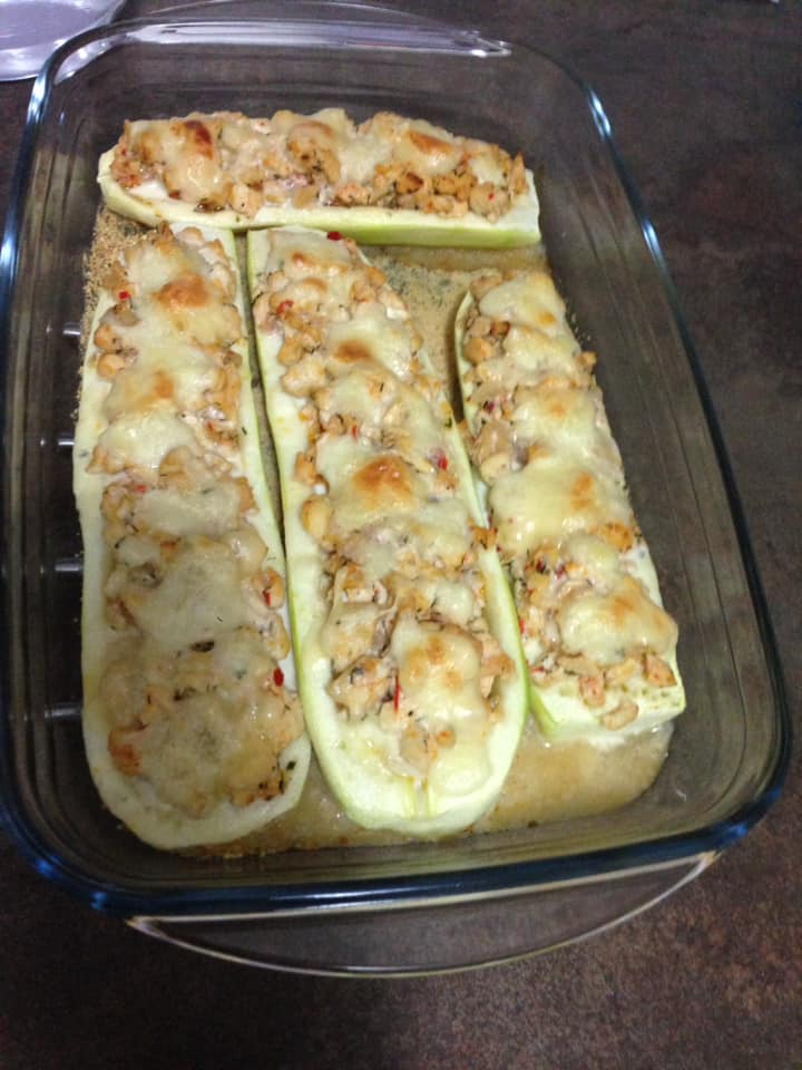 Zucchini umpluti cu piept de pui, si cartofi impreuna cu cartofi dulci la cuptor