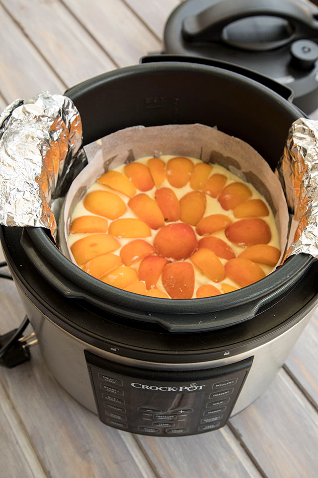 Cheesecake cu ricotta si caise la Multicooker-ul Crock-Pot Express cu gatire sub presiune