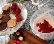 Desert minibavareze de capsuni cu ciocolata si alune de padure-3