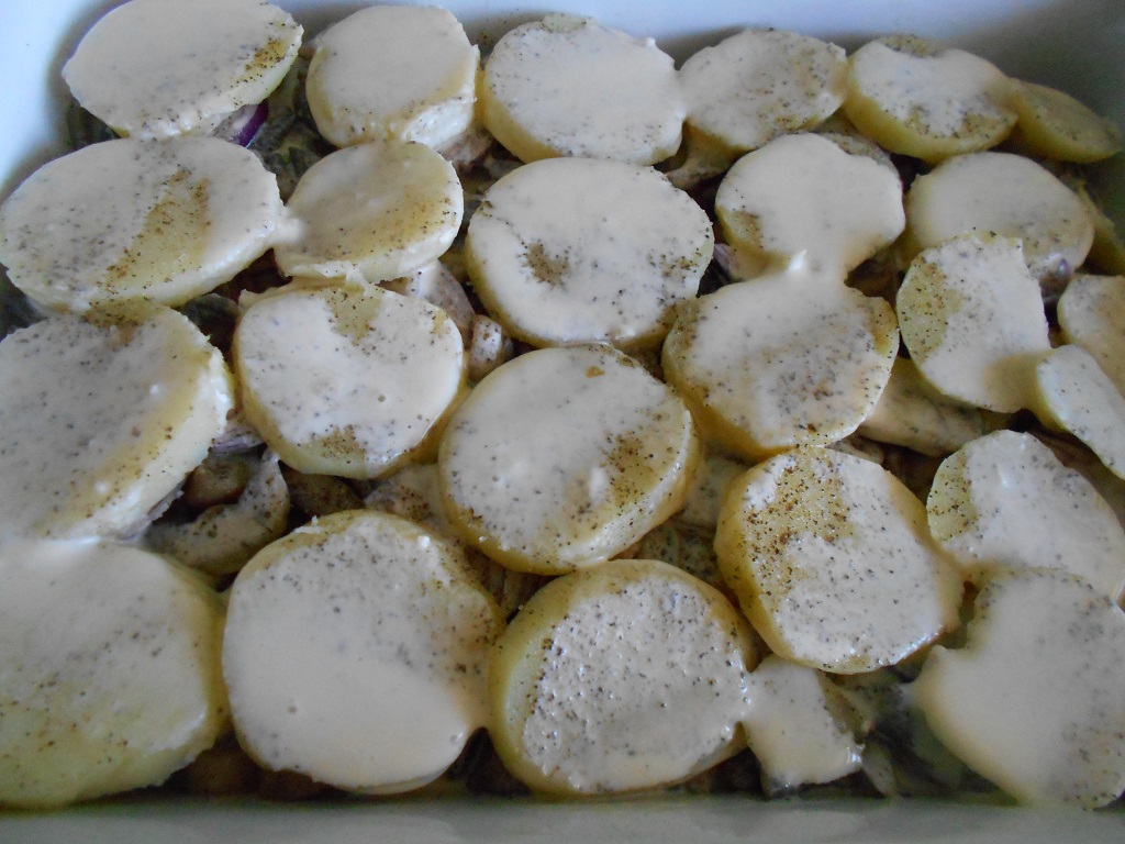 Cartofi noi cu ciuperci, la cuptor