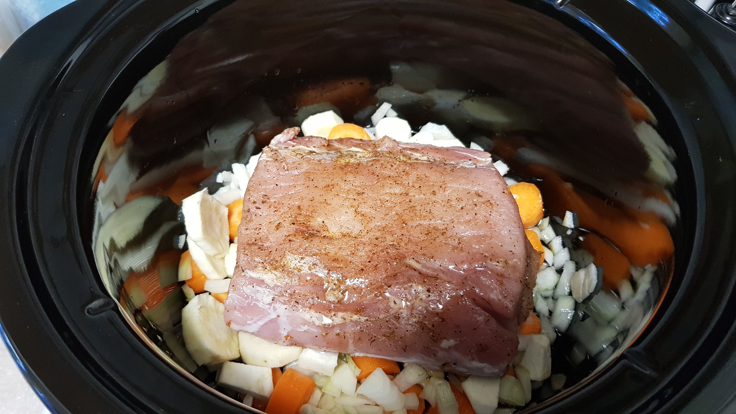 Cotlet de porc la slow cooker Crock-Pot, servit cu 2 feluri de piure