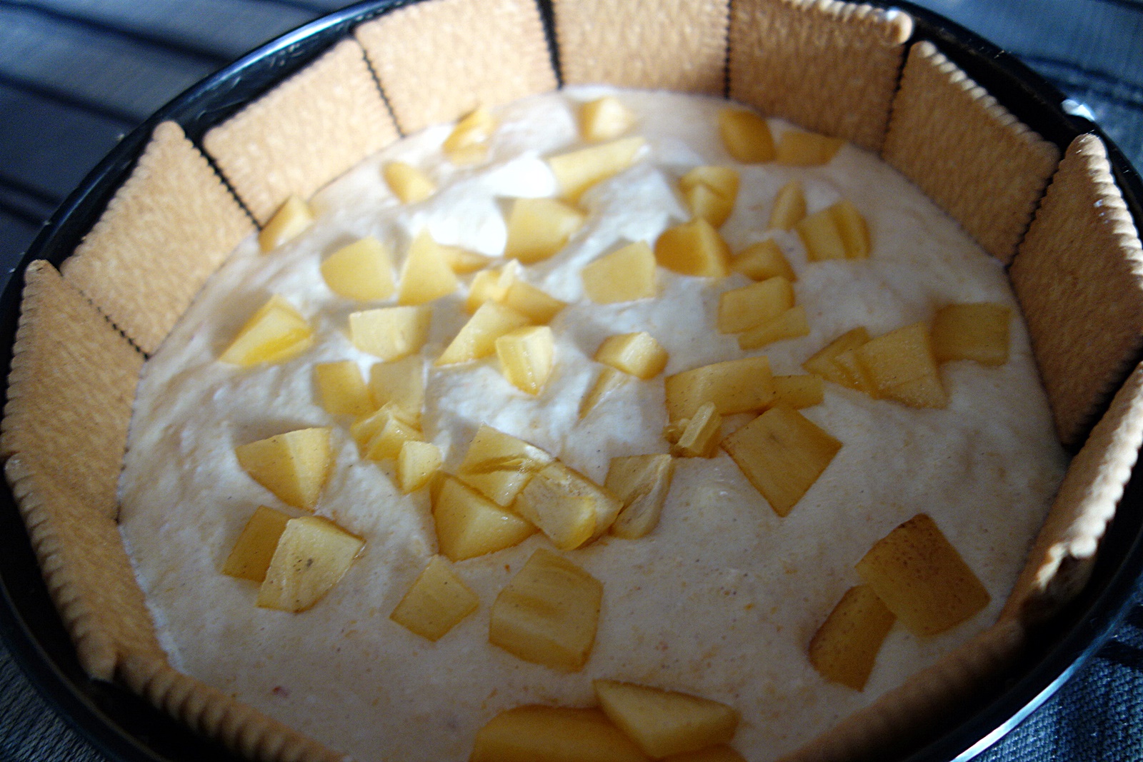 Cheesecake cu piure de kaki si bucati de kiwi, cu crusta crocanta de nuci caramelizate