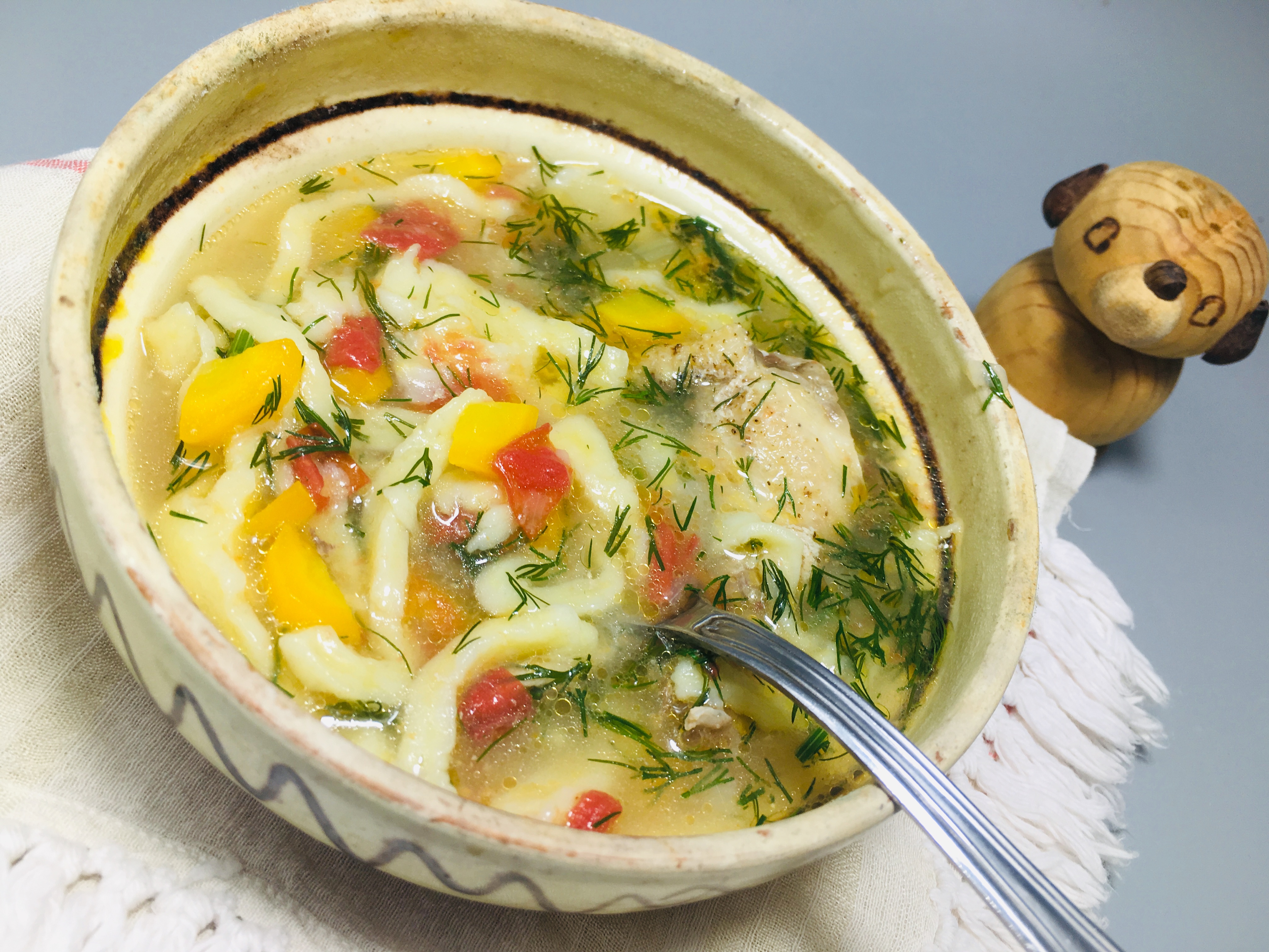 Суп с лапшой и овощами. Куриный суп. Суп с яичной лапшой и курицей. Суп с яичной лапшой. Суп с фасолью и лапшой.