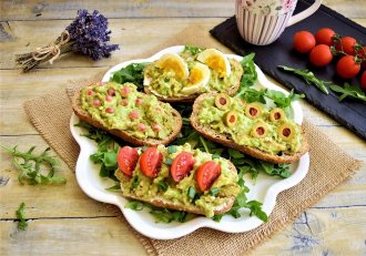 Avocado toast - 4 combinatii de mic dejun sanatos