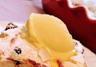 Desert cobbler cu nectarine si afine