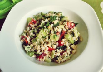 Salata de bulgur cu rosii, castraveti si patrunjel