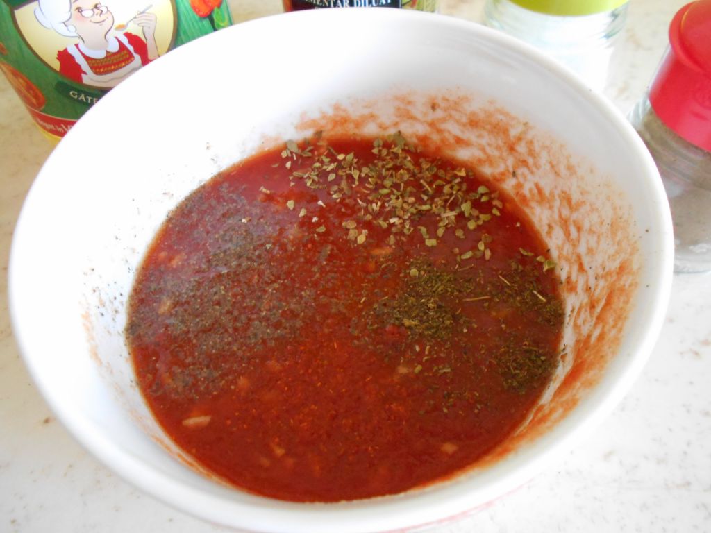 Salata de ardei copti cu sos de rosii si usturoi