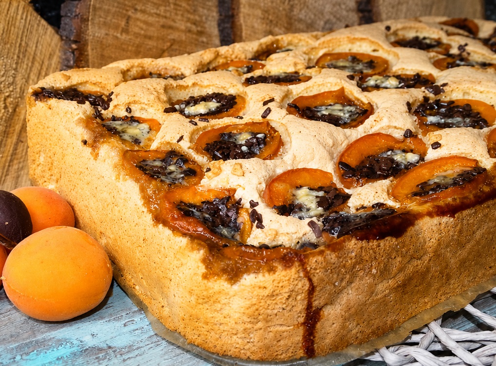 Desert prajitura cu caise si fulgi de ciocolata