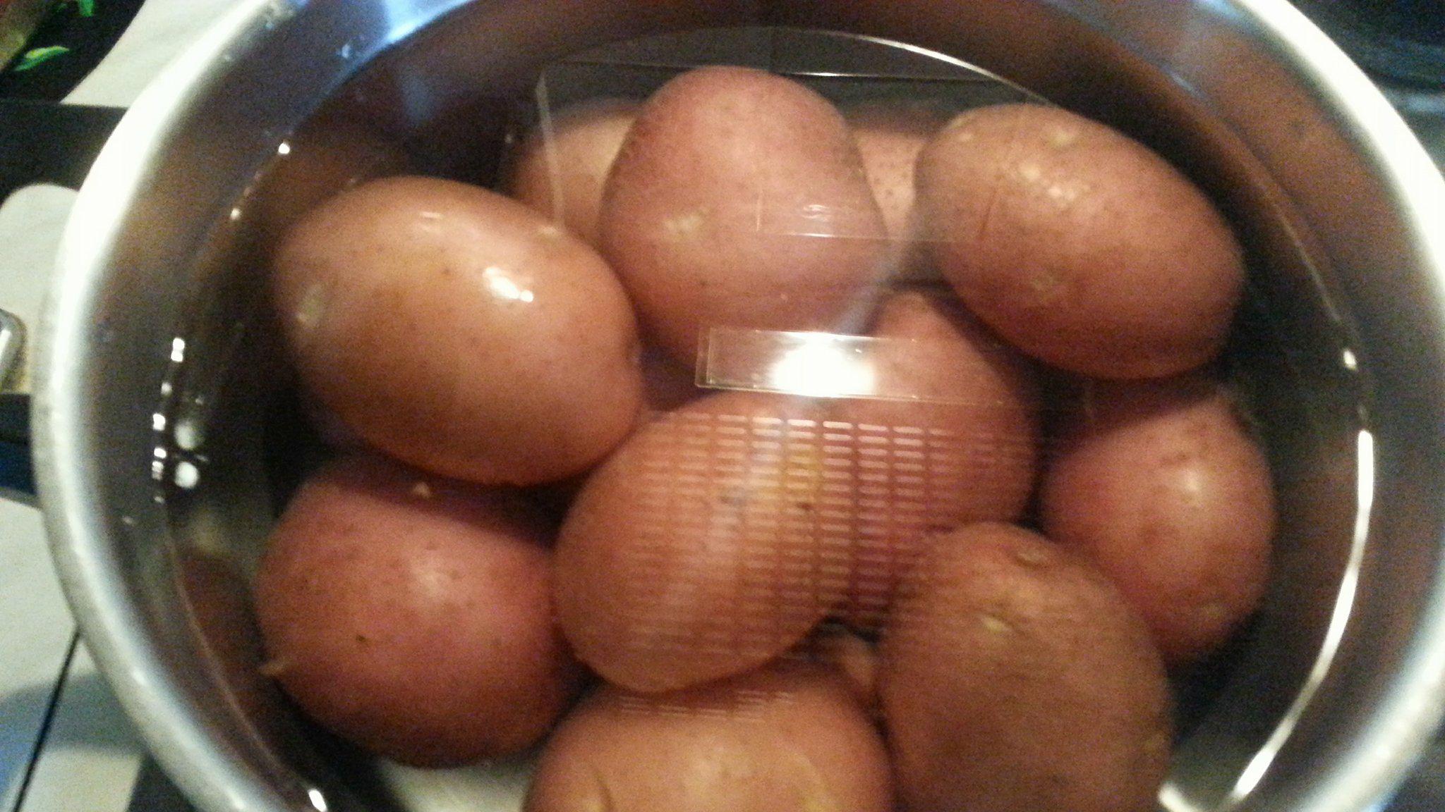 Cartofi la cuptor cu chiftelute de somon si rosii