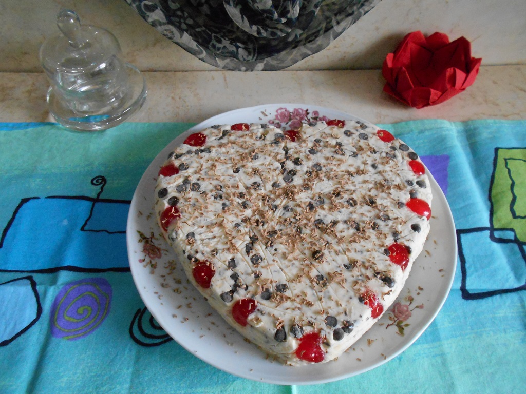Desert tort inimioara, din inghetata de vanilie si ciocolata - Reteta nr. 600