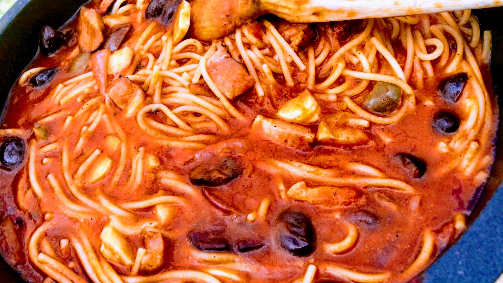 Spaghete cu sos de rosii, masline si sunca