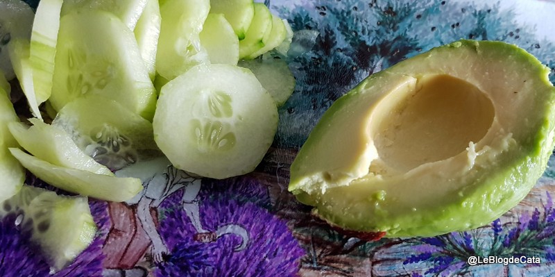 Salata de castravete cu sos de avocado