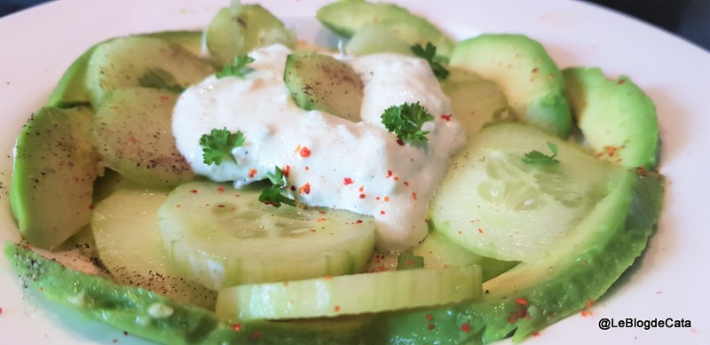 Salata de castravete cu sos de avocado