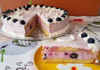 Desert tort cu crema de iaurt si fructe de padure