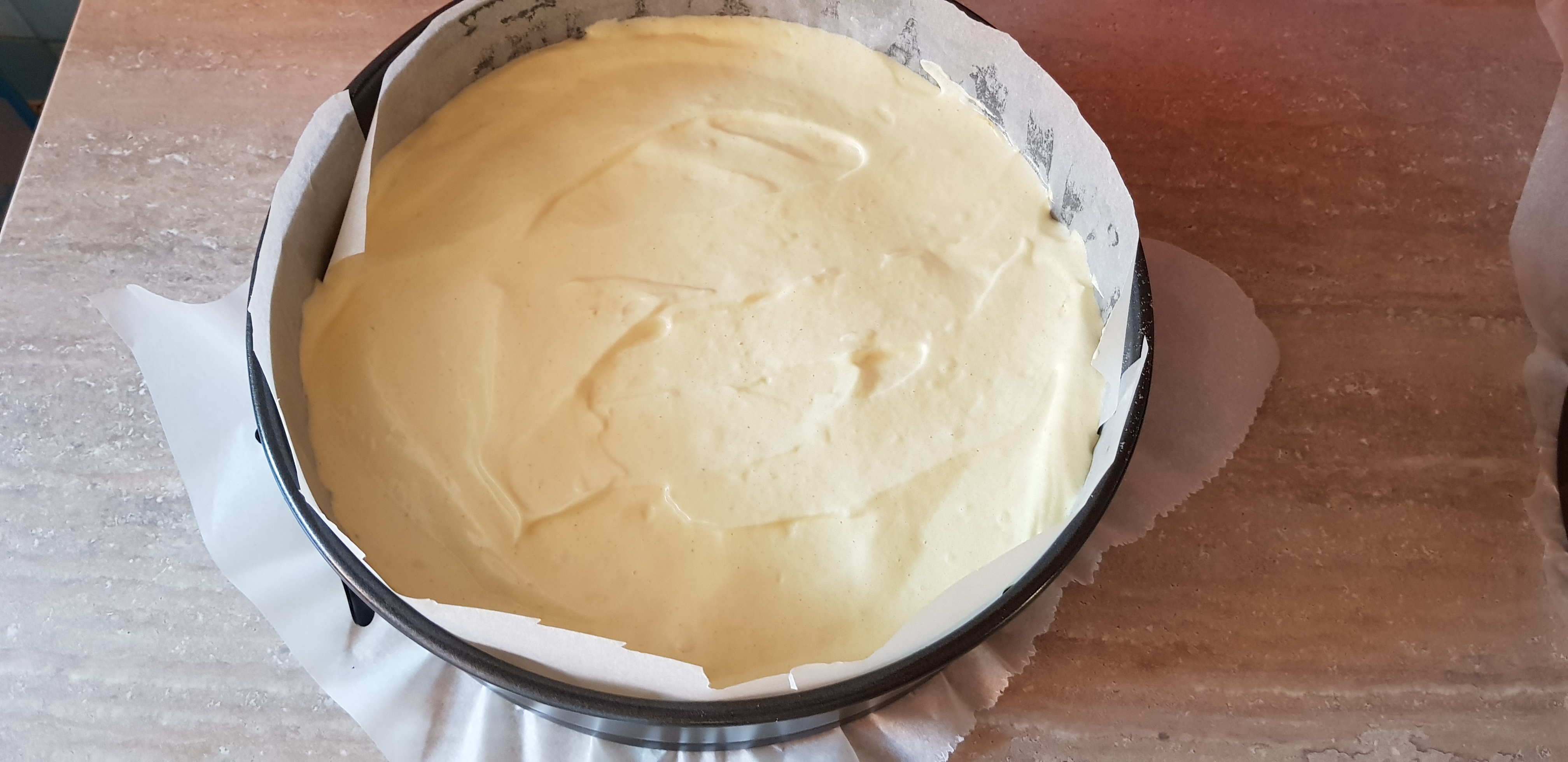 Desert tort cu crema de iaurt si fructe de padure