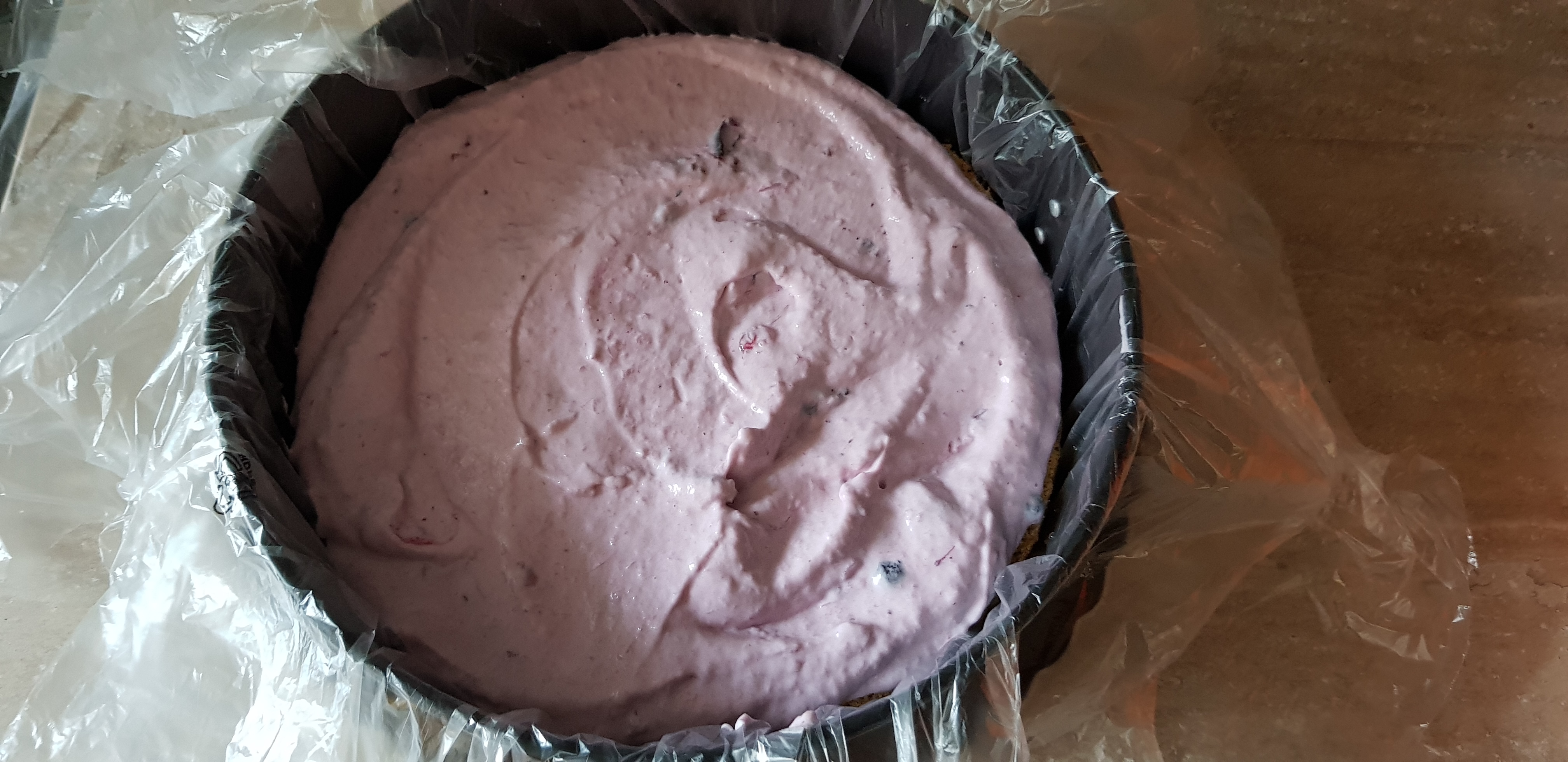 Desert tort cu crema de iaurt si fructe de padure