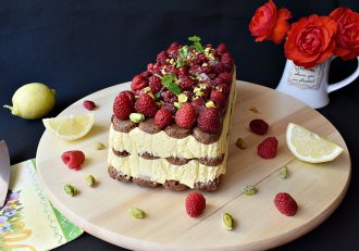 Desert prajitura cu piscoturi, crema de lamaie si zmeura