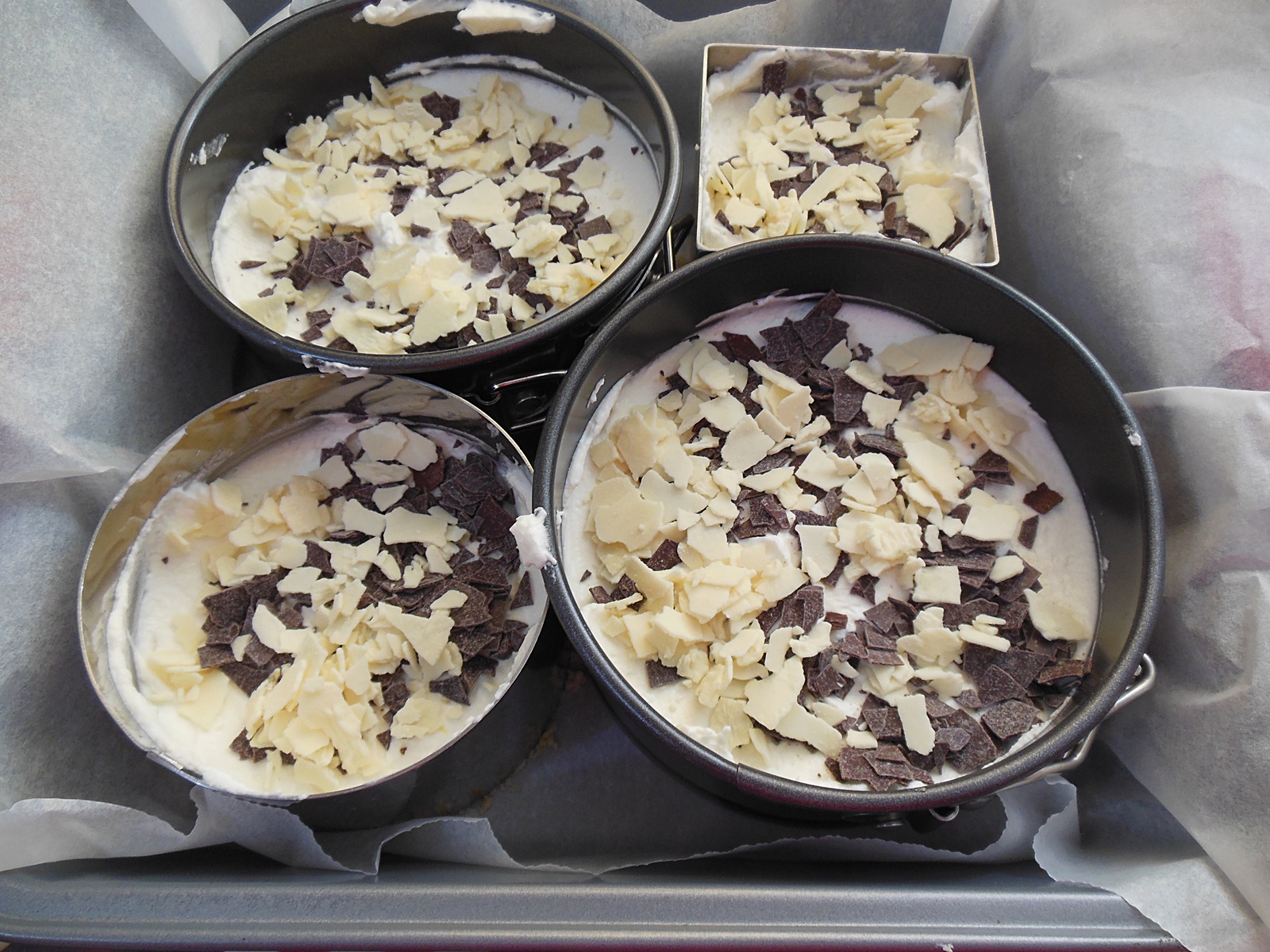 Desert cheesecake cu fulgi de ciocolata si pere caramelizate
