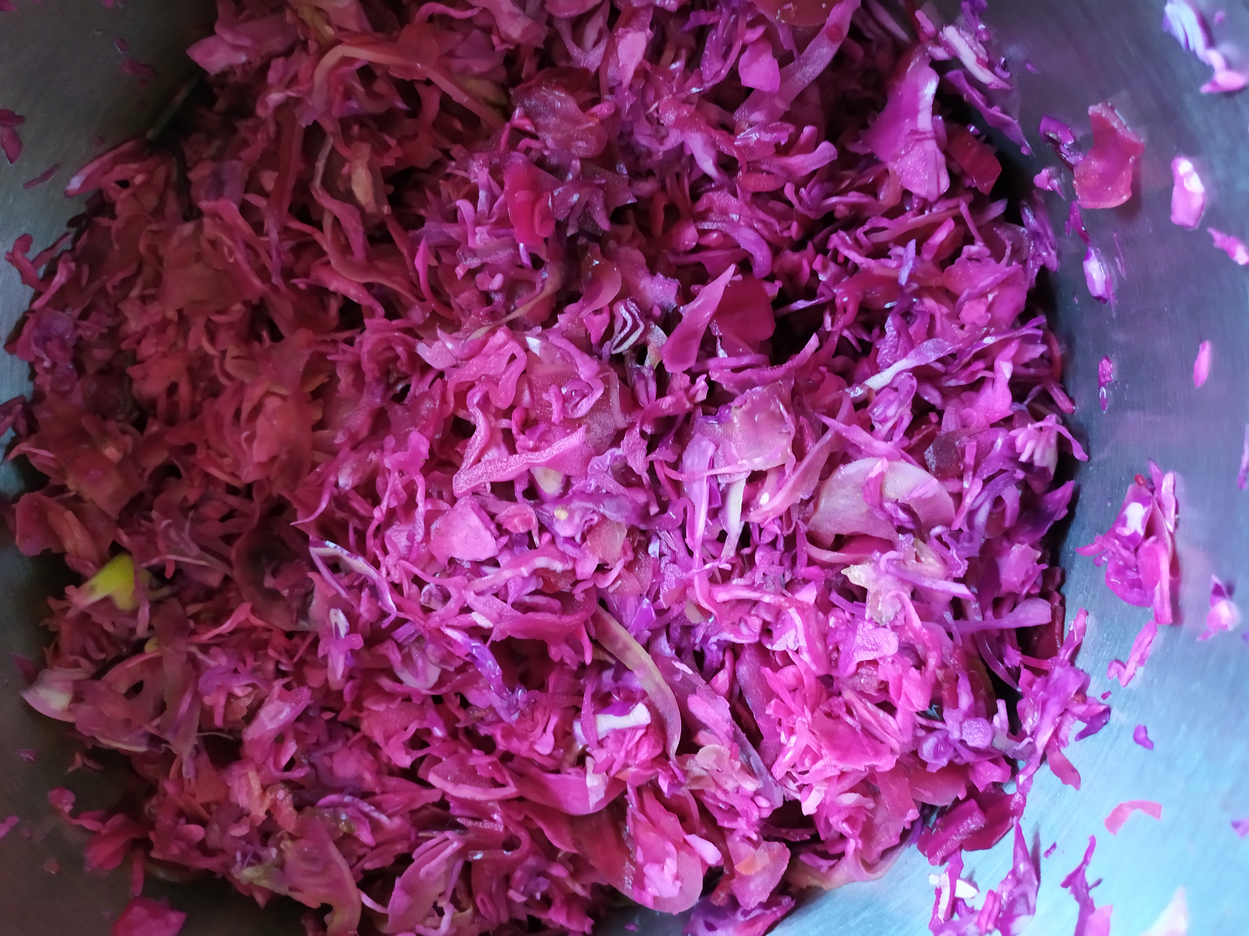 Salata mixta de toamna cu varza rosie, castraveti, gogonele si sfecla rosie