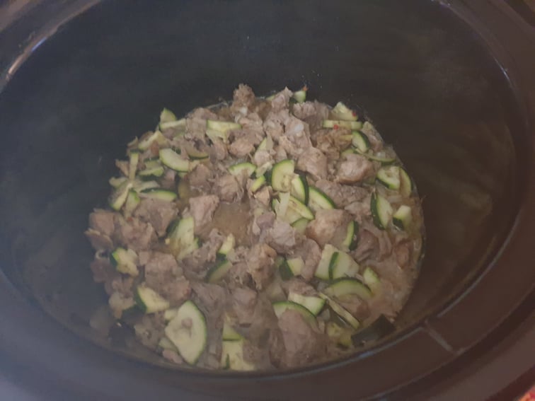 Tocanita de porc cu zucchini la slow cooker Crock-Pot