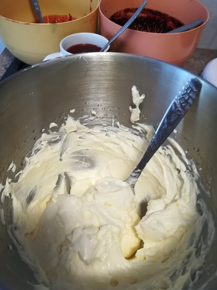 Desert tort cu crema de mascarpone si fructe de padure