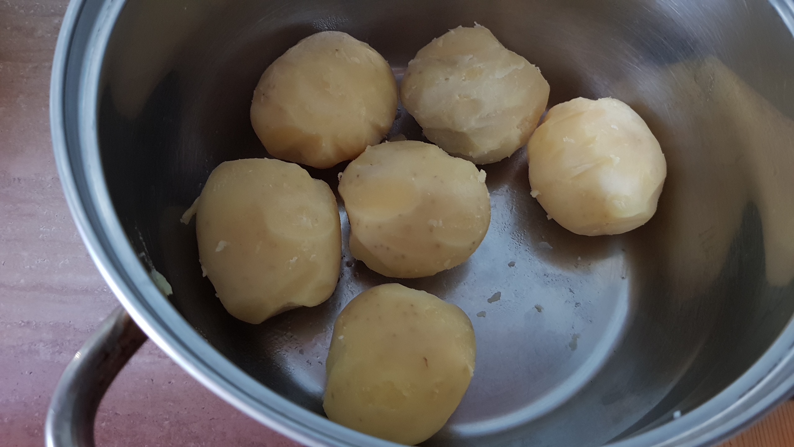 Budinca de cartofi cu branza si carnati