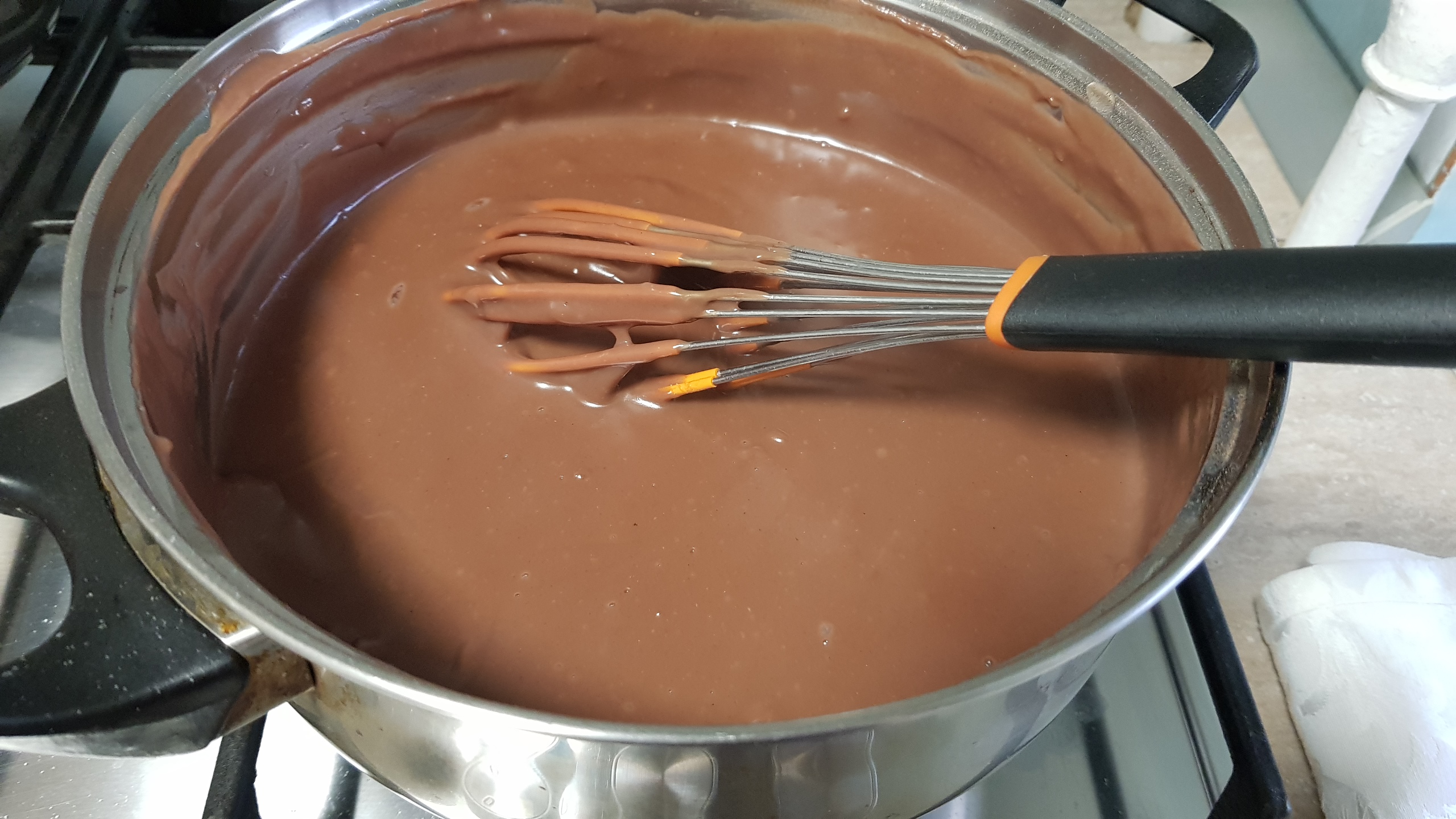 Desert tort cu crema de ciocolata si rom