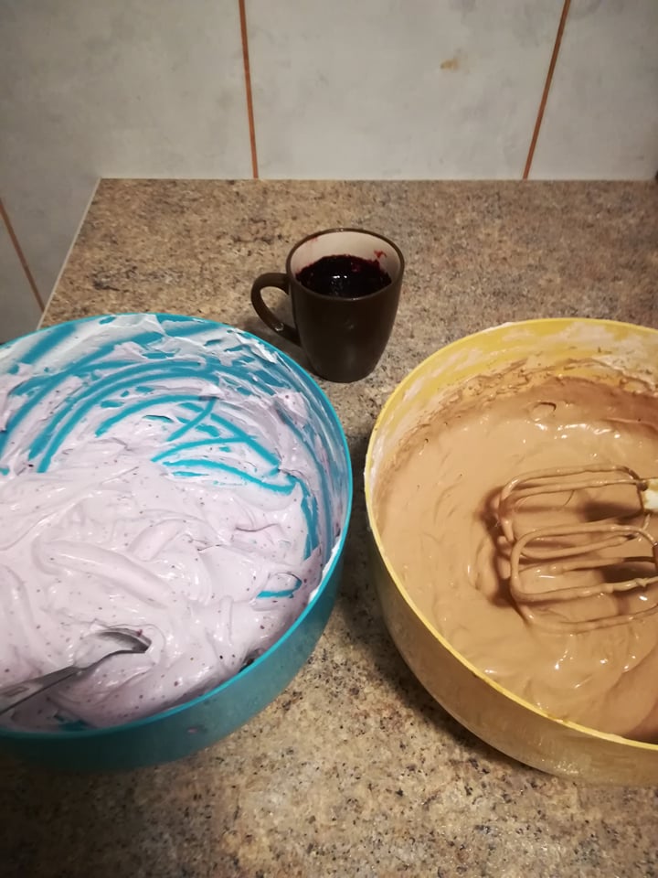 Desert cheesecake, cu ciocolata si fructe de padure