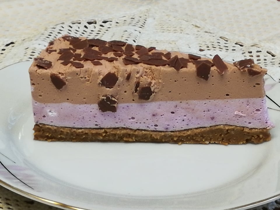 Desert cheesecake, cu ciocolata si fructe de padure