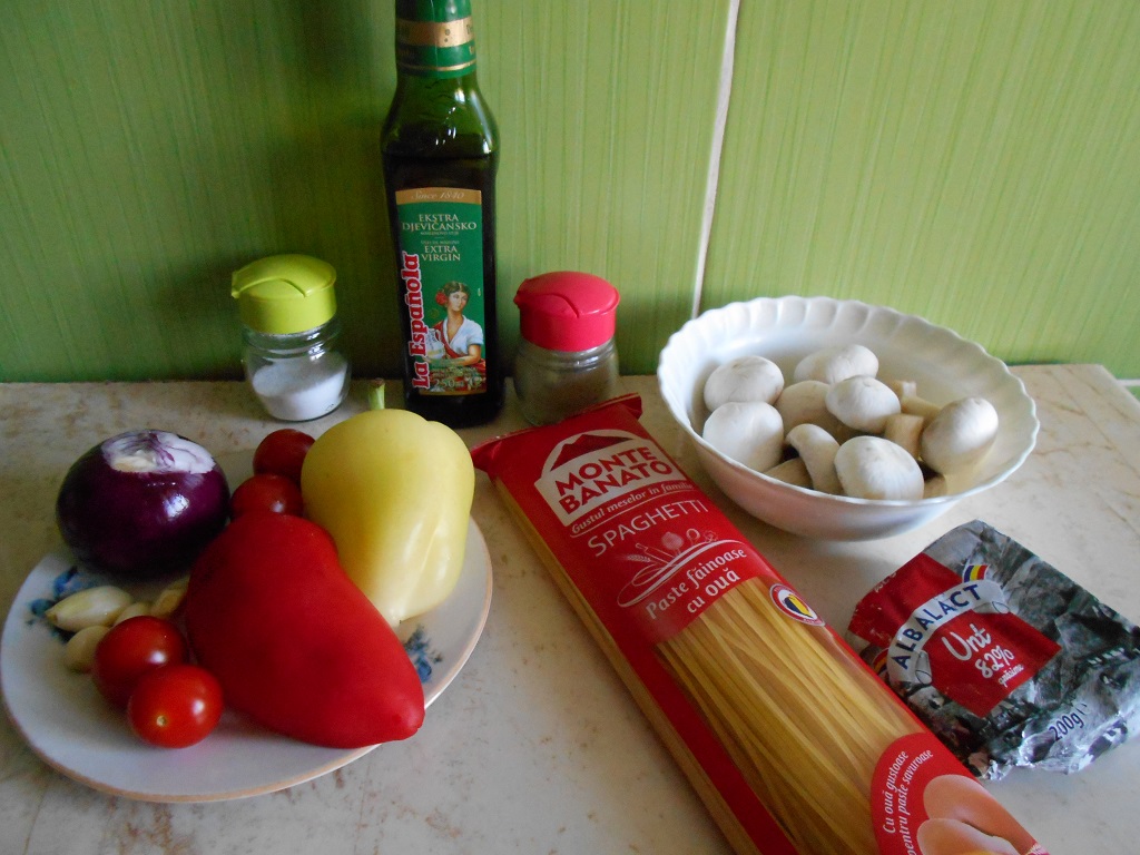 Spaghete cu ciuperci, in sos de usturoi