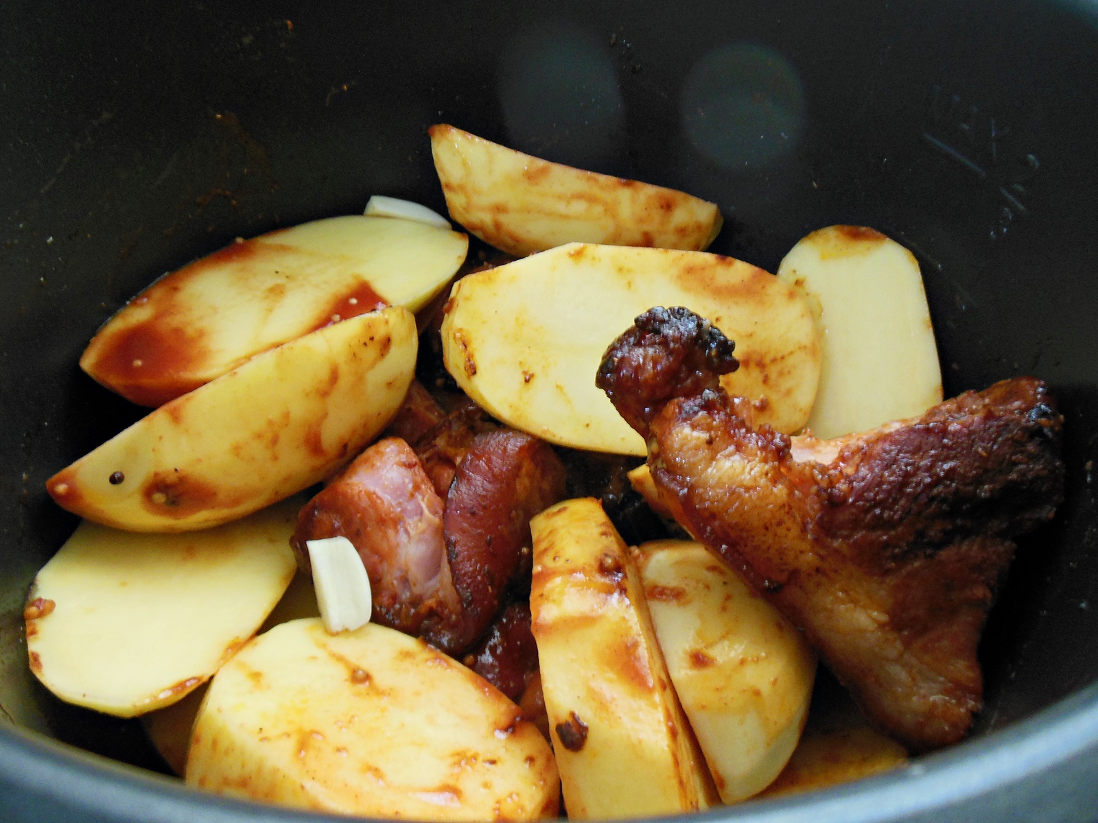 Ciolan afumat aromatizat cu cartofi la Multicooker Crock-Pot Express cu gatire sub presiune