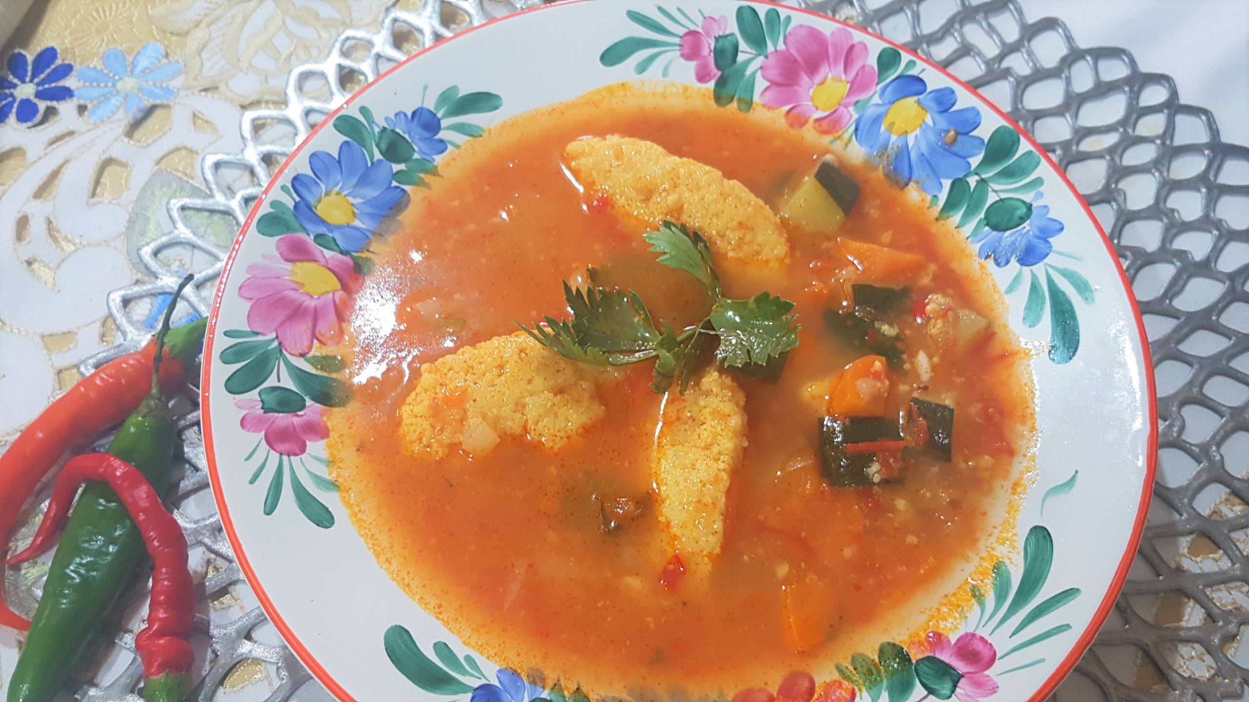 Supa de rosii cu zucchini si galuste de gris