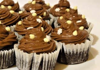 Desert cupcakes cu alune de padure si ciocolata