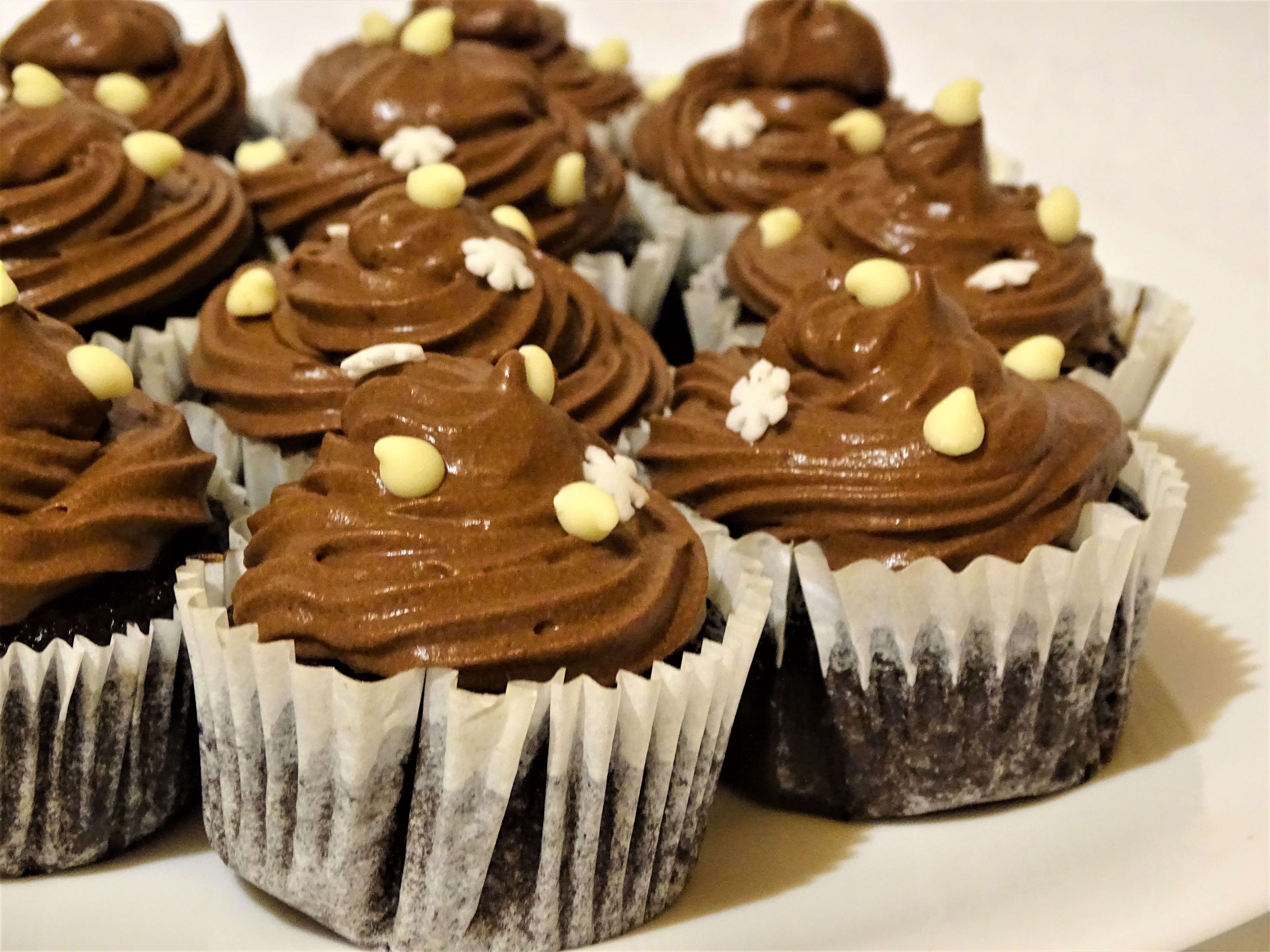 Desert cupcakes cu alune de padure si ciocolata