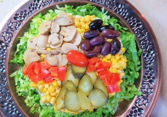 Salata de pui cu ciuperci si porumb in straturi