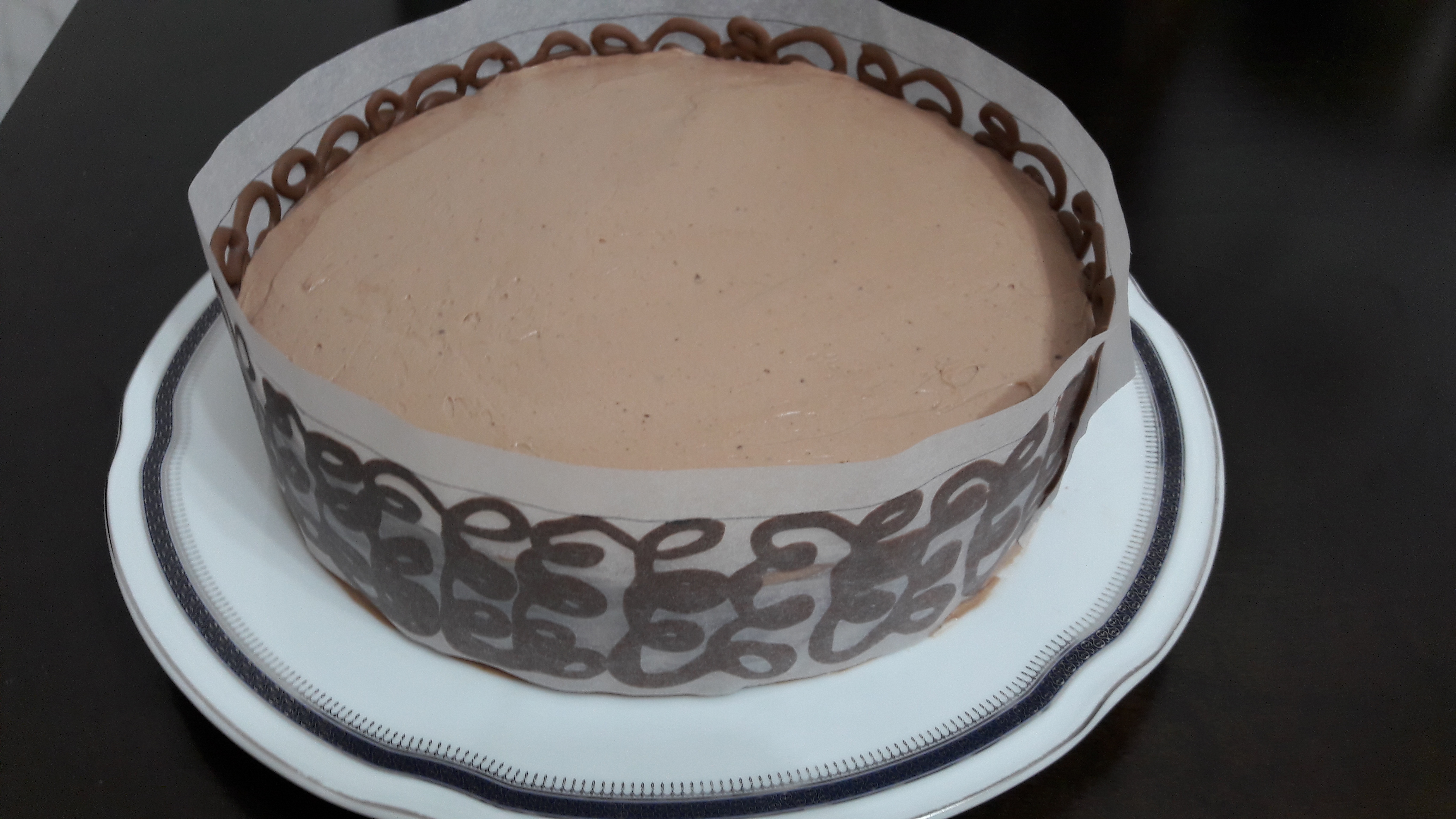 Desert tort cu mure, nuci si crema de ciocolata