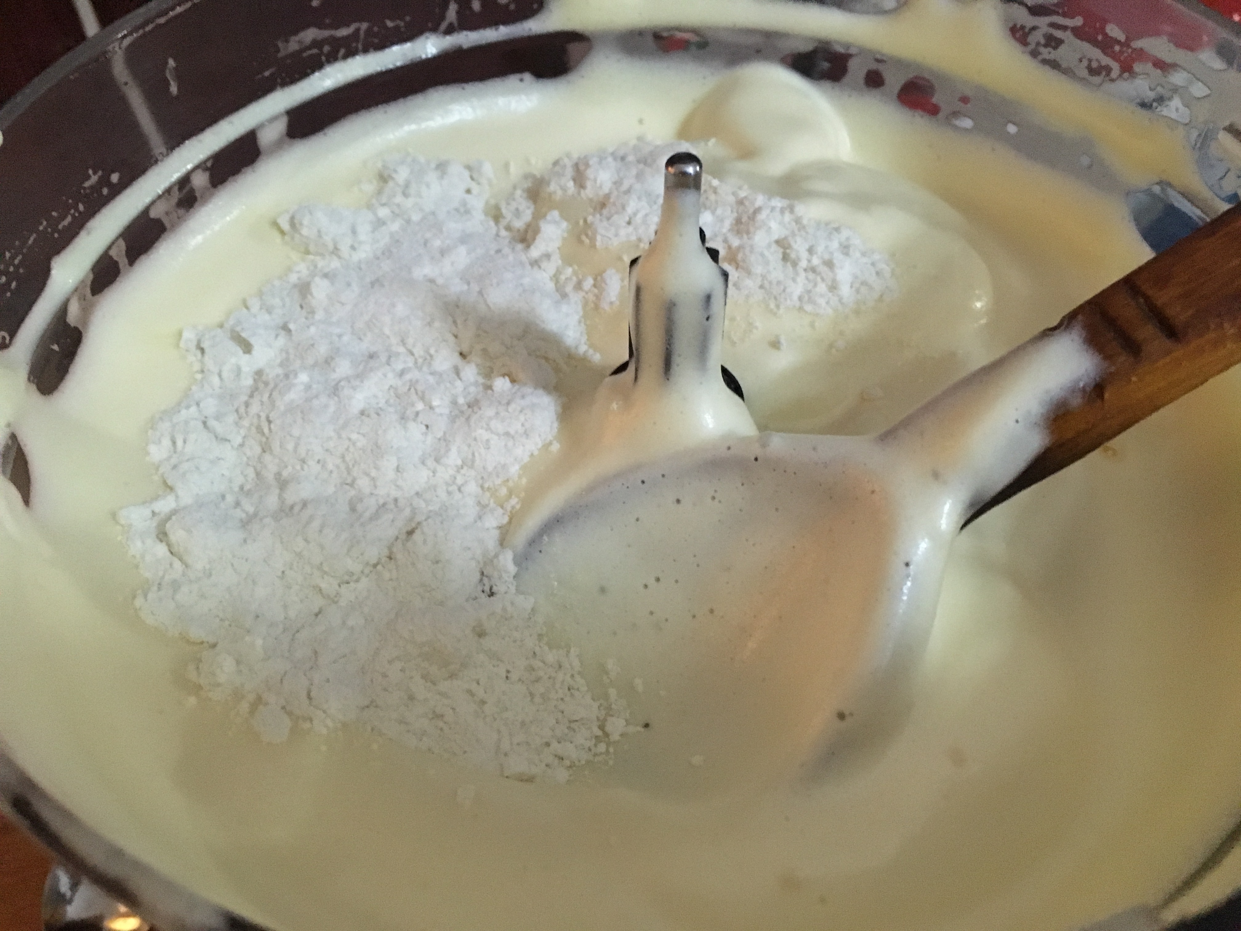 Desert tort clasic cu crema de vanilie si de ciocolata