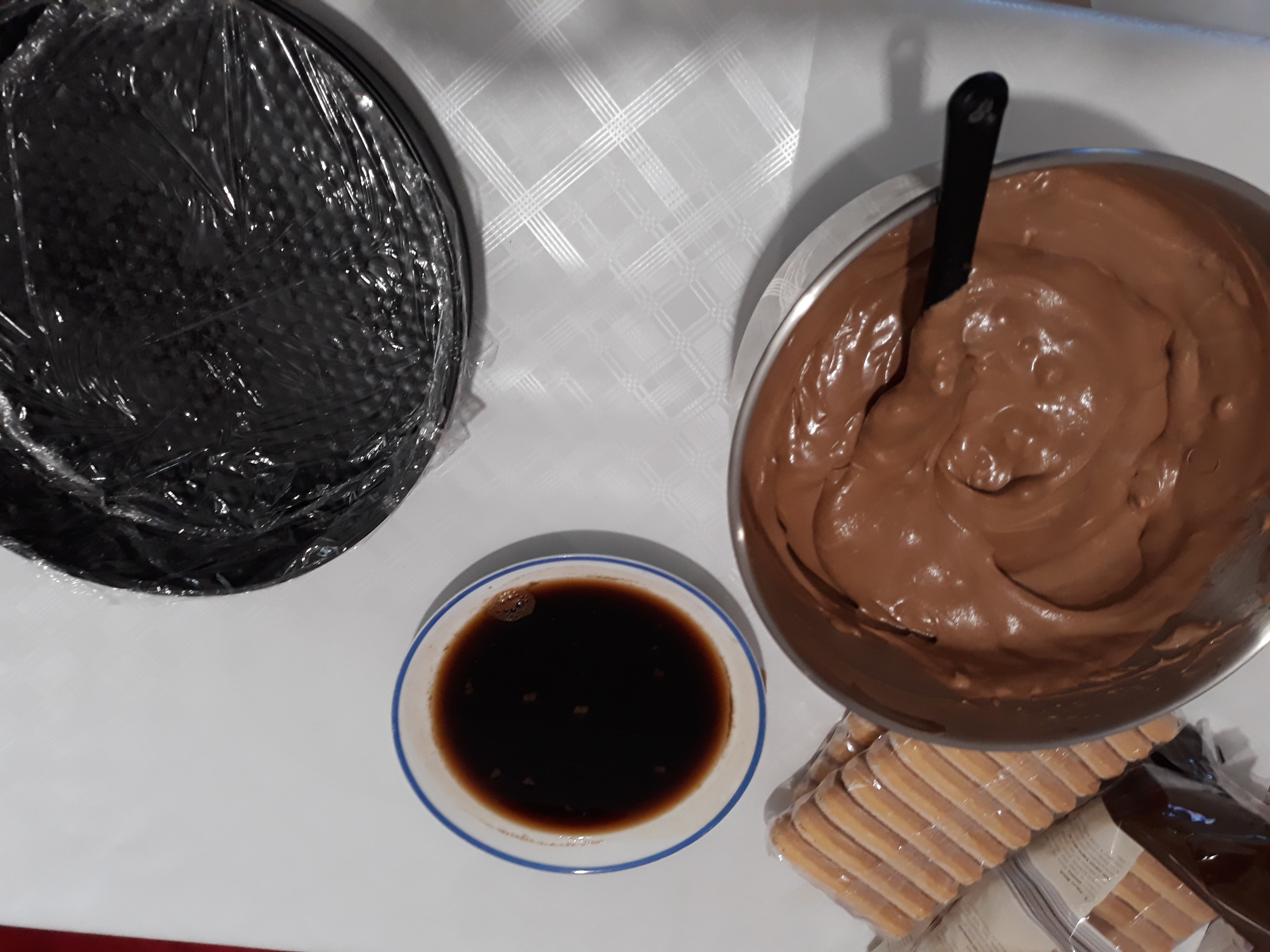 Desert tort cu piscoturi, mousse de ciocolata neagra si visine