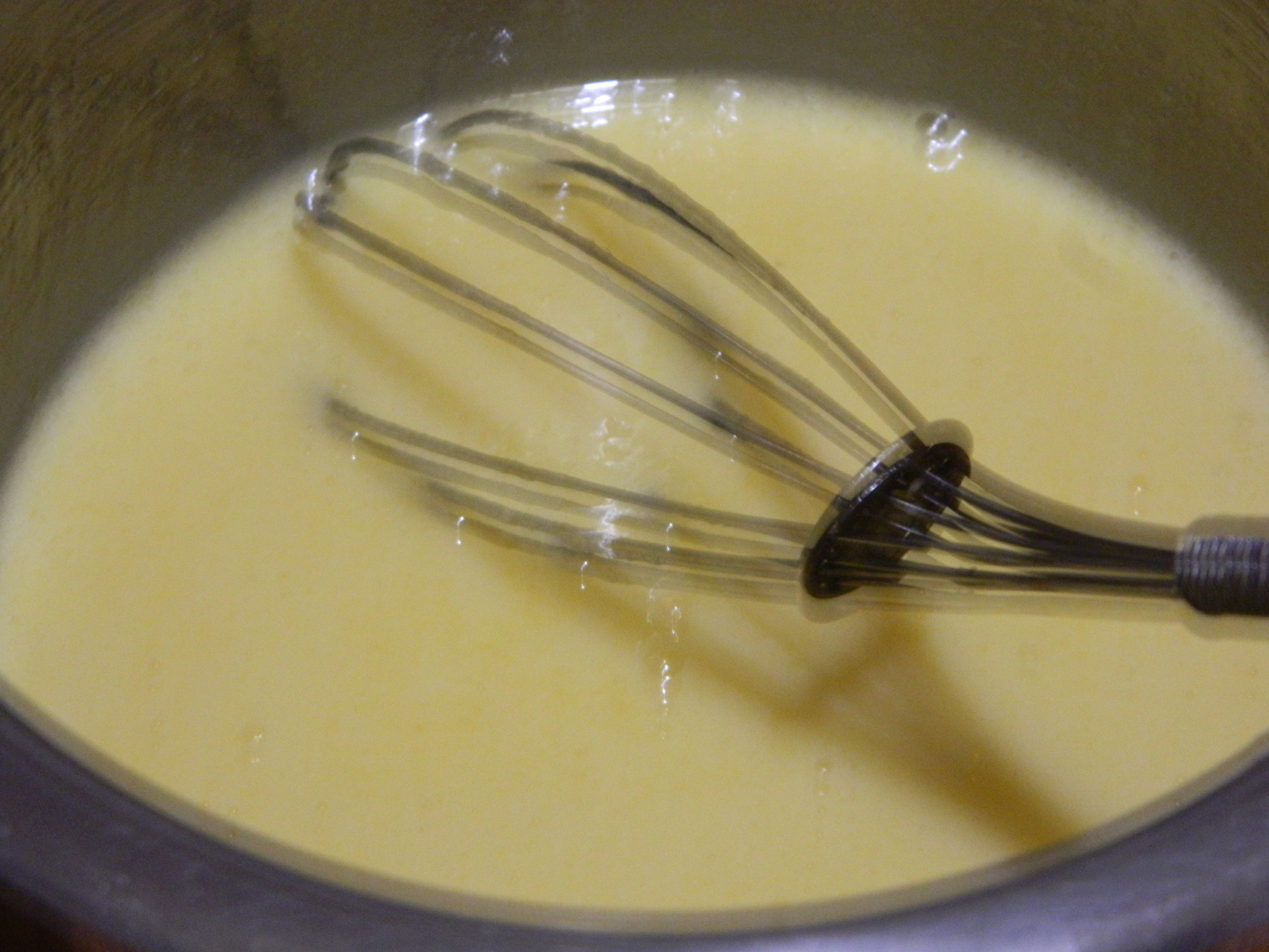 Desert prajitura cu blaturi din albusuri si crema de nuca caramelizata