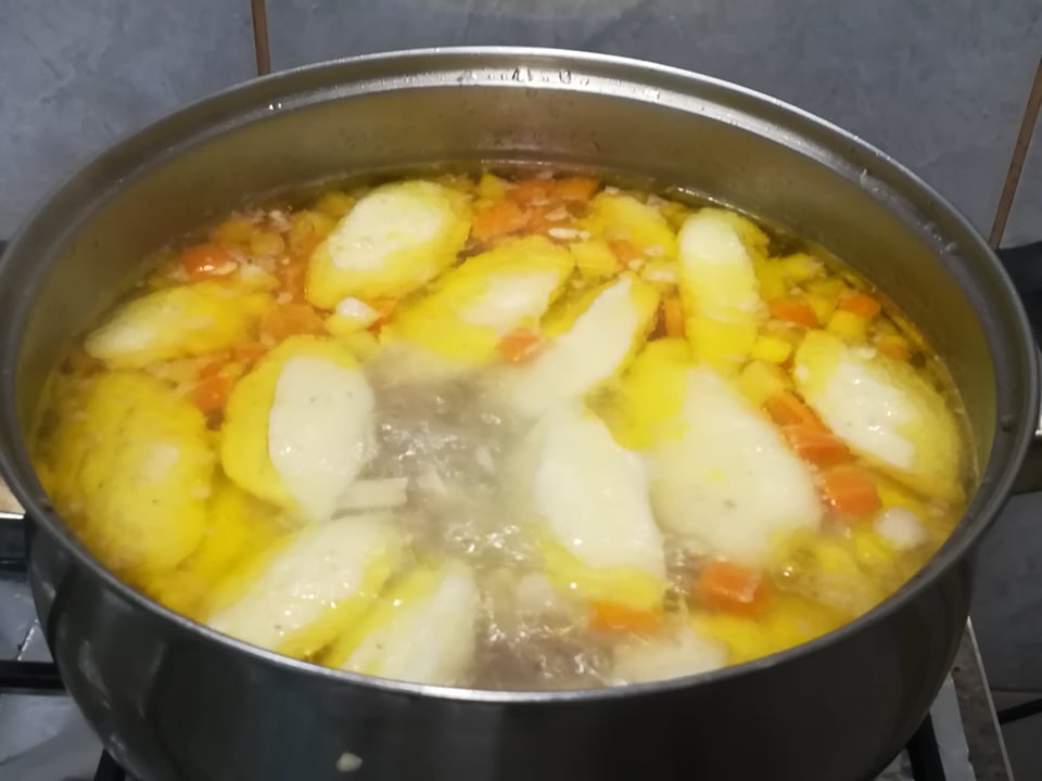 Supa de pui cu galuste de gris