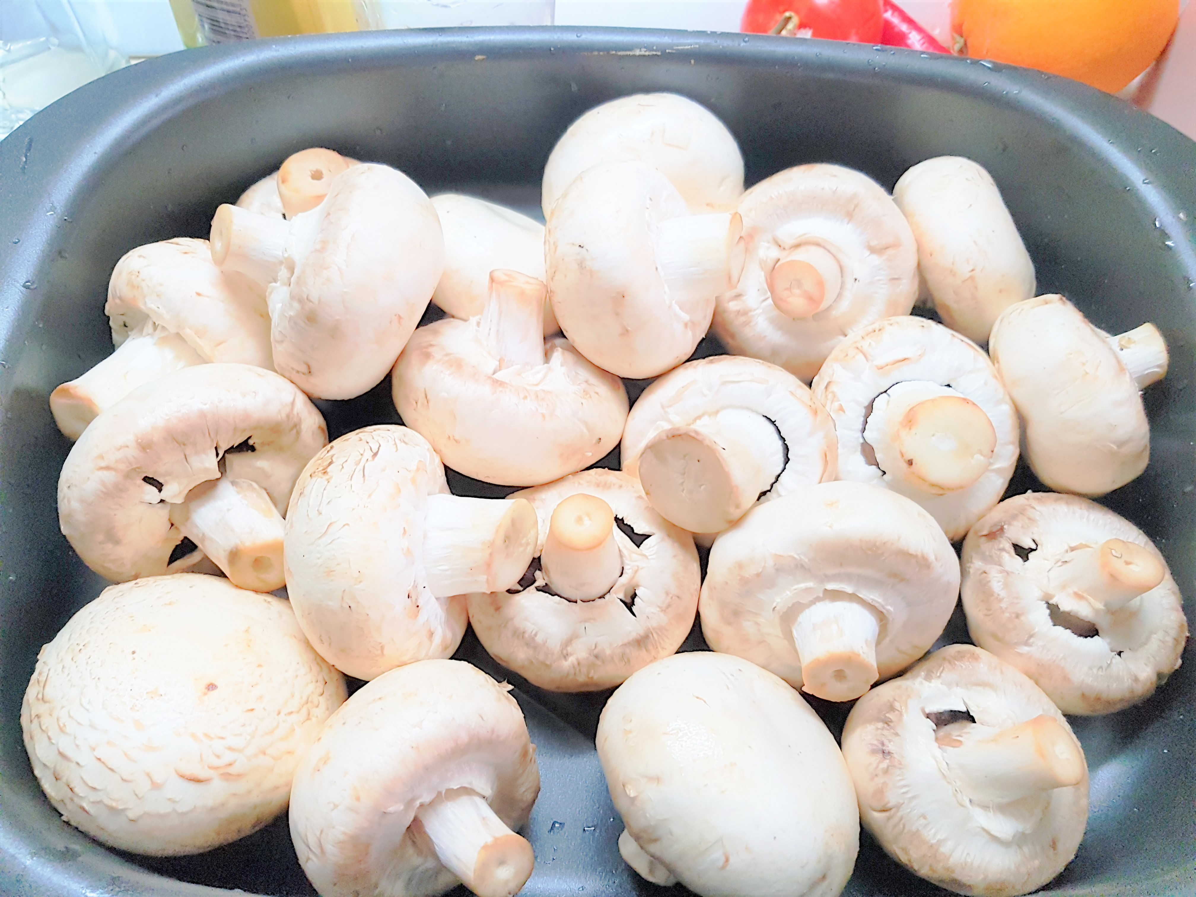 Ciuperci umplute cu ou, jambon si branzeturi