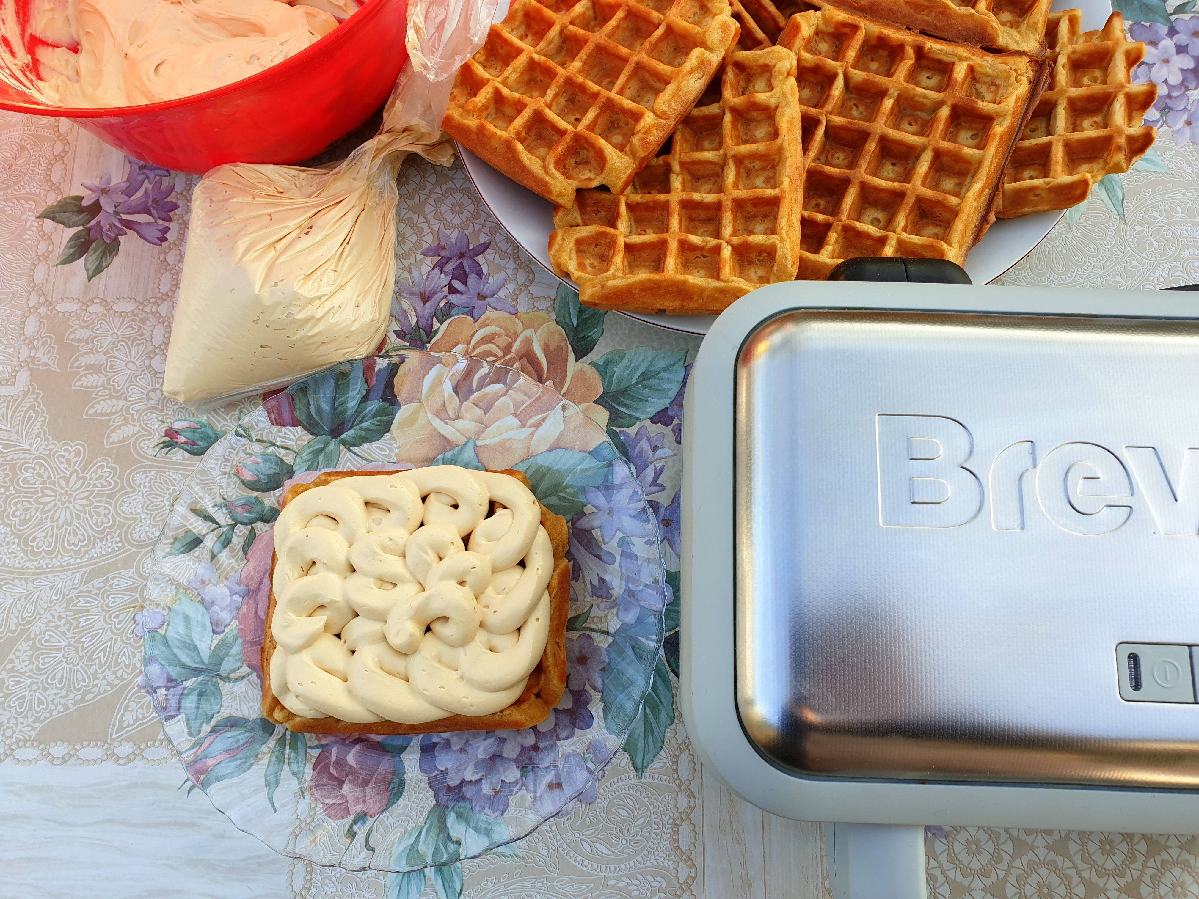 Desert gofre cu mere in compozitie si crema cu caramel la aparatul Waffle Maker Duraceramic Breville