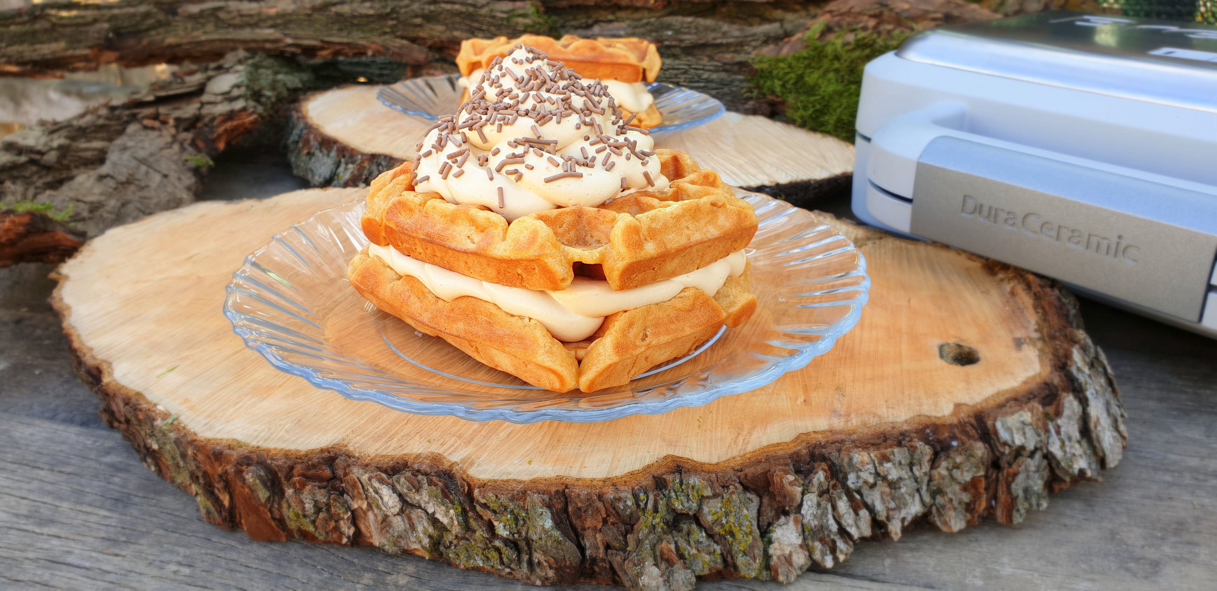 Desert gofre cu mere in compozitie si crema cu caramel la aparatul Waffle Maker Duraceramic Breville