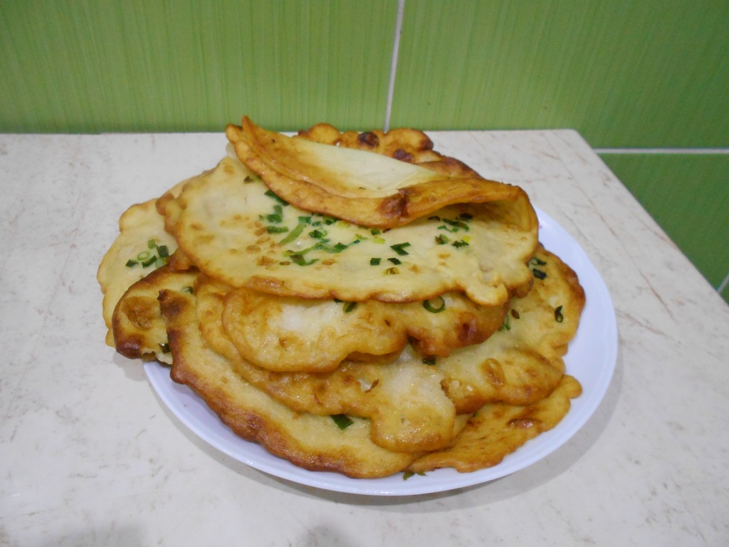 Clatite aperitiv, cu cartofi si ceapa verde