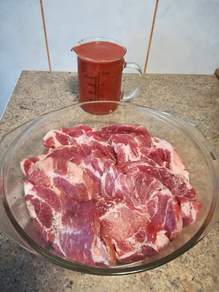 Ceafa de porc la cuptor cu sos de rosii si usturoi