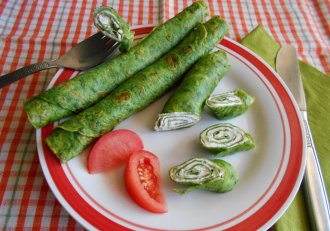 Aperitiv clatite cu spanac, umplute cu crema de branza