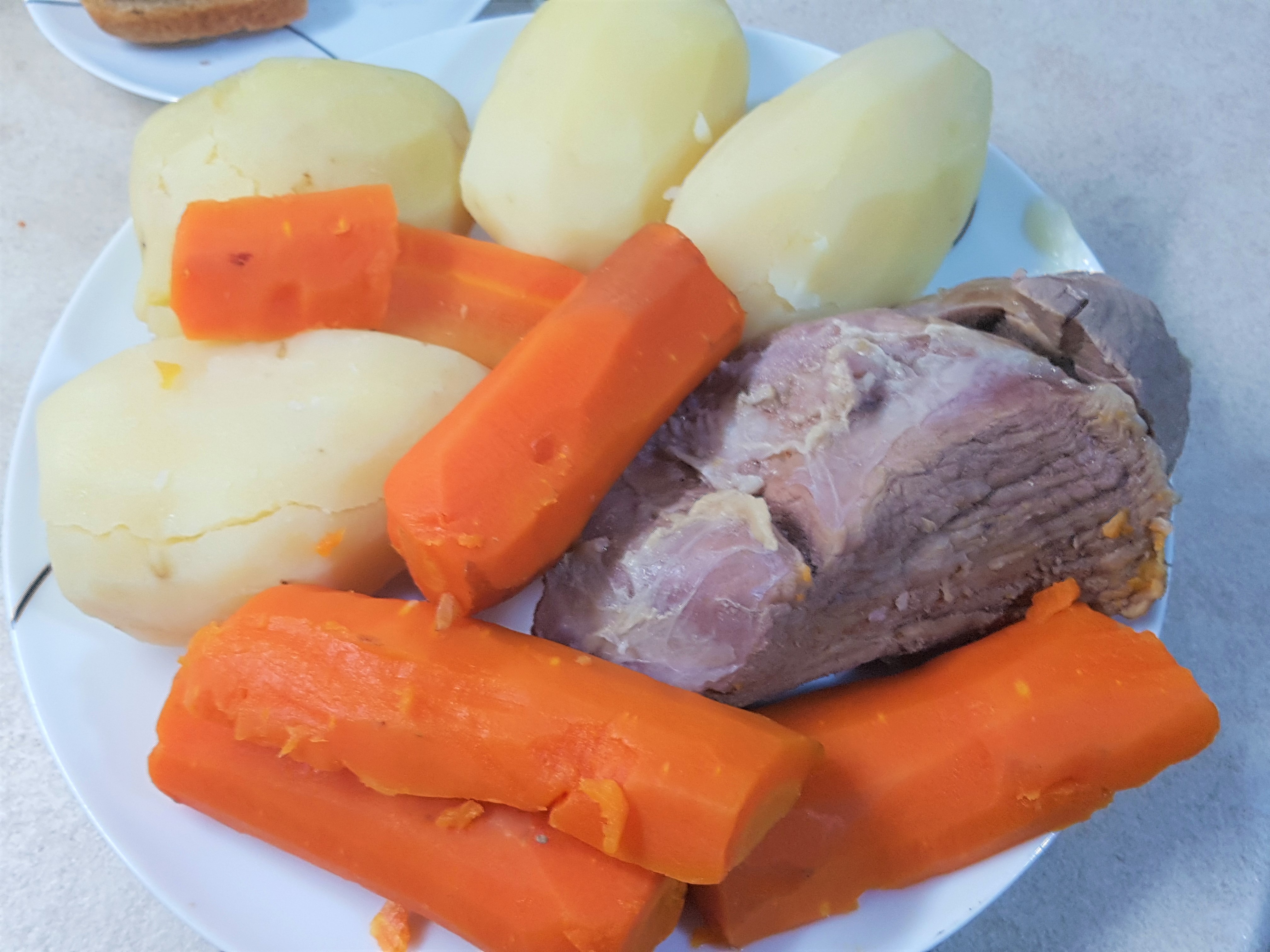 Carne de vacuta cu cartofi si sos de hrean